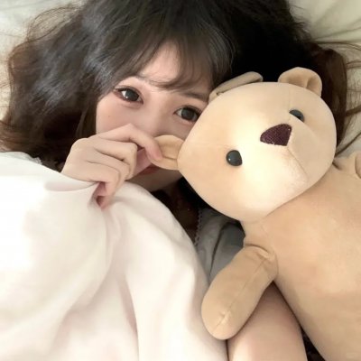 她在寒风中绽放